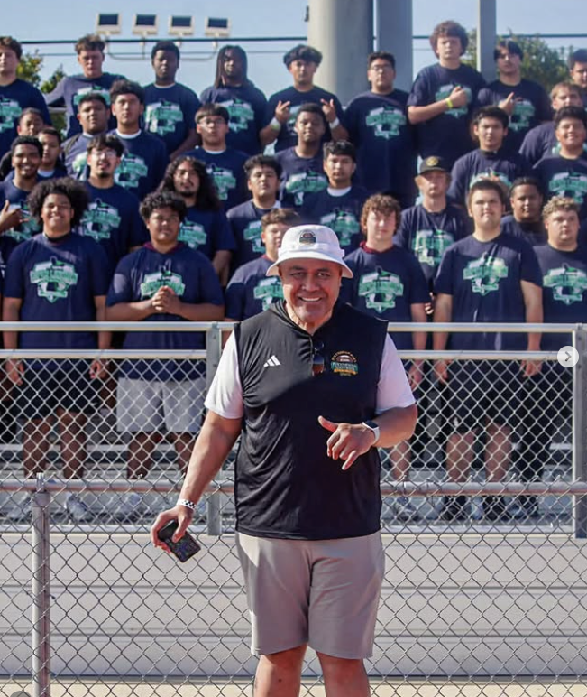 Jesse Sapolu with a large group of SDA camp athletes